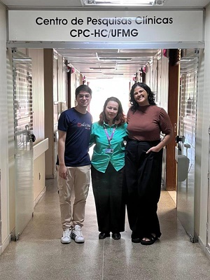 A professora Sarah Camargos e os bolsistasKeven Santos e Giovanna Gariglio