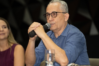 Superintendente do HC-UFMG discursando durante formatura dos residentes em saúde.