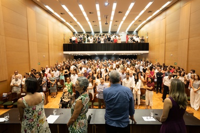 Cerimônia oficializou a titulação de 227 profissionais como especialistas 