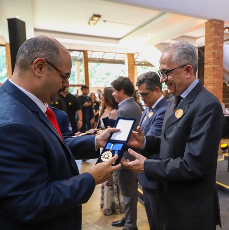 Superintendente do HC-UFMG/EBSERH, professor Alexandre Rodrigues Ferreira recebe a Medalha Santos Dumont. Foto: Dirceu Aurélio/Imprensa MG