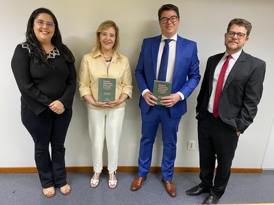Em agosto, publicação foi entregue à ao TRT. Na foto, os advogados Juliana Melissa Lucas Vilela E Melo, chefe da Divisão Jurídica de Contencioso Judicial da Rede Ebserh, a Desembargadora do TRT, Denise Alves Horta, o chefe da Unidade Jurídica da 2ª Região da Rede Ebserh, o advogado Marc Andre Zeller,Alan Soares Eleuterio, da equipe do Setor Jurídico de Seleção de Pessoal, à época.