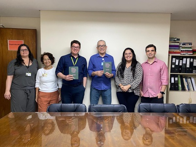Em julho, publicação foi entregue à superintendência do HC-UFMG. Na foto, os advogados Sarita Maria Paim, da equipe da Divisão Jurídica de Contencioso Extrajudicial, Alan Soares Eleuterio, da equipe do Setor Jurídico de Seleção de Pessoal, Fernando Henriques Charchar, da equipe do Setor Jurídico de Ações Trabalhistas Individuais, Juliana Melissa Lucas Vilela E Melo, chefe da Divisão Jurídica de Contencioso Judicial da Rede Ebserh, o chefe da Unidade Jurídica da 2ª Região da Rede Ebserh, o advogado Marc Andre Zeller, a gerente administrativa do HC-UFMG, Elizete Neme, e o superintendente, Alexandre Rodrigues Ferreira. 