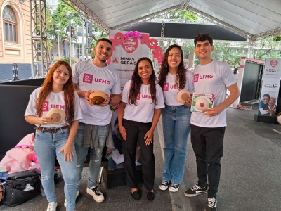 Profissionais e estudantes de medicina e enfermagem no stand da UFMG durante o evento