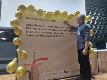 Superintendente do HC-UFMG assina painel com a declaração da visão