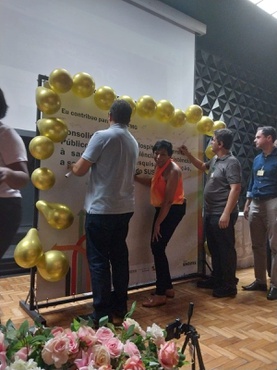 Participantes do Seminário assinam painel com a declaração da visão