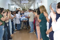 Criança de quatro anos, que nunca foi para casa, recebe alta