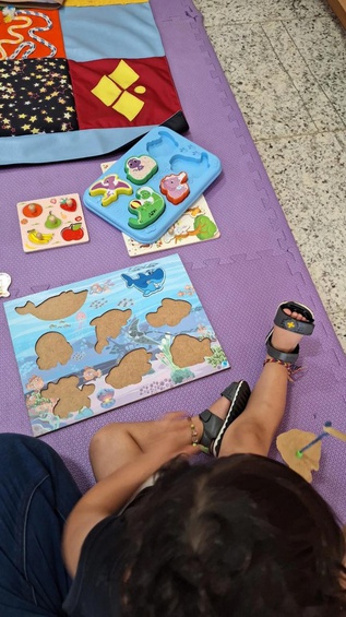 Criança durante atividades de Terapia Ocupacional