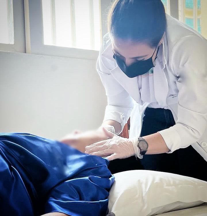 Fisioterapeuta Paula Vieira atua na reabilitação de pacientes no HC-UFU