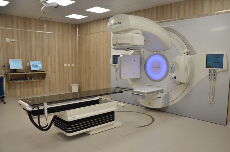 Setor de Oncologia do Hospital de Clínicas da UFU ganha novo Acelerador Linear