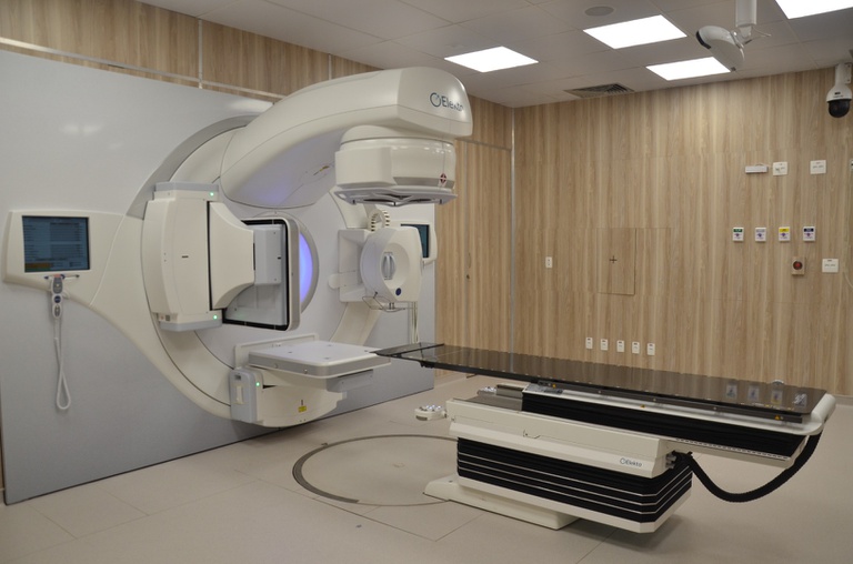 Setor de Oncologia do Hospital de Clínicas da UFU ganha novo Acelerador Linear