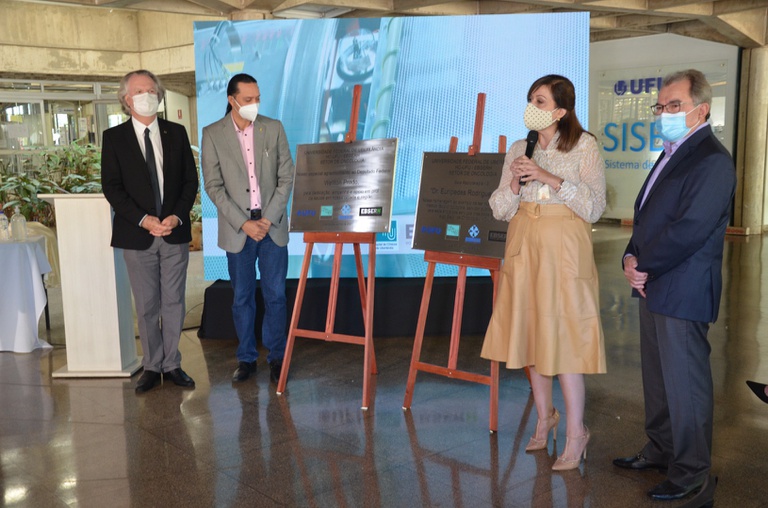 Setor de Oncologia do Hospital de Clínicas da UFU ganha novo Acelerador Linear
