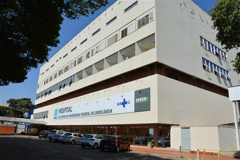 Foto a entrada do HC_UFU.JPG