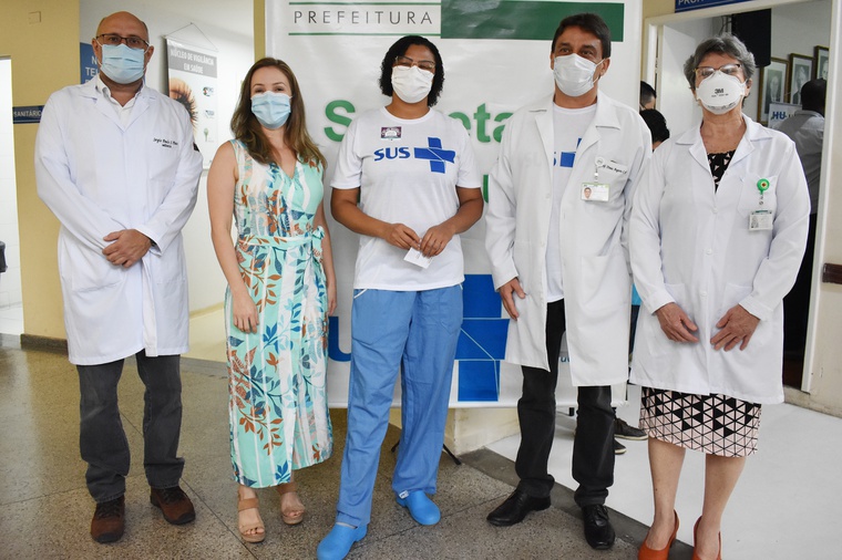 Denise com o superintendente do HU com integrantes da direção do Hospital do HU-UFJF/Ebserh