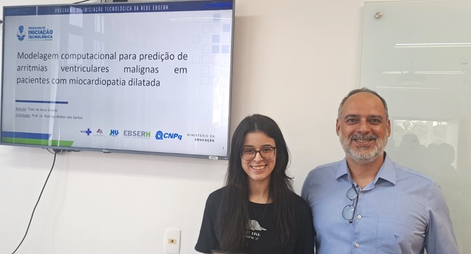 A acadêmica de Engenharia Computacional da UFJF Thaís Soares com o orientador, professor Rodrigo dos Santos