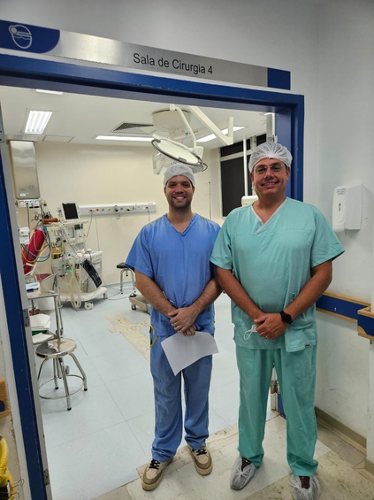 Da direita para a esquerda, o urologista Augusto Barreto e o residente Filipi Kefler