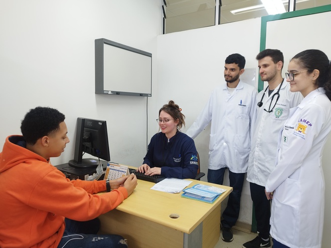 Também participam dos atendimentos os alunos da Faculdade de Medicina da UFJF que estão realizando estágios nas áreas de pediatria e reumatologia no Hospital Universitário.