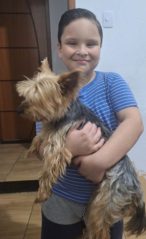 Vinícius está com 8 anos e 10 meses, bem e saudável. Nasceu de 24 semanas (5 meses) e com 1 quilo