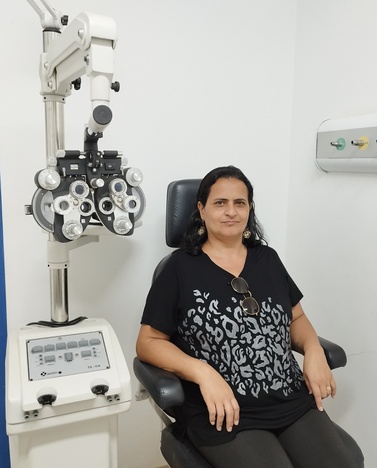 A paciente operada foi Lucimara de Souza Carraci, de 43 anos. Ela conta que não conseguia enxergar bem com a vista esquerda desde os 20 anos, mesmo usando óculos e lente de contato