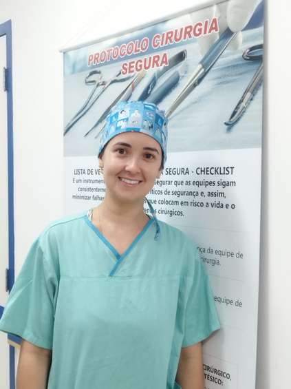 Lara Dutra, residente de oftalmologia, gostou da oportunidade de participar de um mutirão ao lado do preceptor, aprendendo e vendo como funciona essa estrutura de atendimentos com segurança