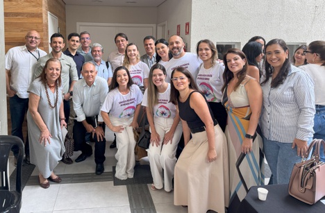 Equipe junto com a alta gestão do hospital participaram do I Simpósio Municipal de Doenças Raras, realizado no dia 25/03. Foto LASMIN. 