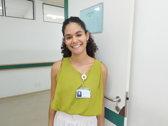 Aqui é um centro de referência mesmo, em que o paciente consegue sair com várias respostas, orientações sobre nutrição, atividade física, saúde mental. Essa ajuda é completa, afirma a psicóloga e residente Isadora Gobbi. Foto: UCR 24.  