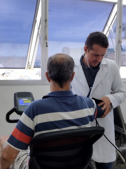 A equipe multiprofissional envolve nutrição, fisioterapia, terapia ocupacional, psicologia, enfermagem, serviço social, medicina, entre outros, colaborando no cuidado integral ao paciente. Foto: UCR 24.  