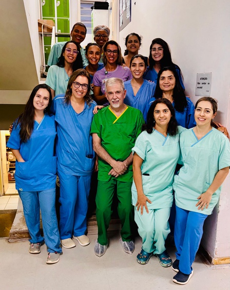 A equipe envolvida contou com médicos da ginecologia e anestesia, residentes, alunos do estágio em medicina, equipe de enfermagem do bloco cirúrgico e das enfermarias, regulação e pessoal administrativo