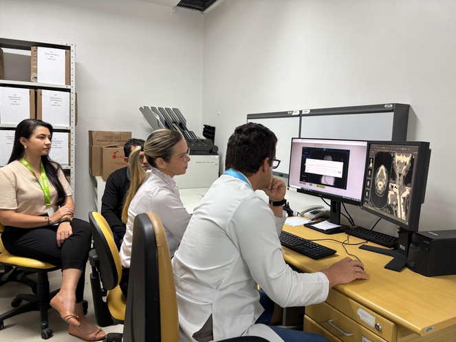 Profissionais do Serviço de Desenvolvimento de Sistemas da Ebserh realizaram capacitação com equipe da Unidade de Imagem do HU-UFJF. Foto: UCR 24 