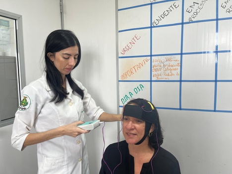 Pesquisa inovadora investiga o uso da estimulação transcraniana por corrente contínua (ETCC) como estratégia complementar para o tratamento da dor na endometriose. Foto: MEJC-UFRN