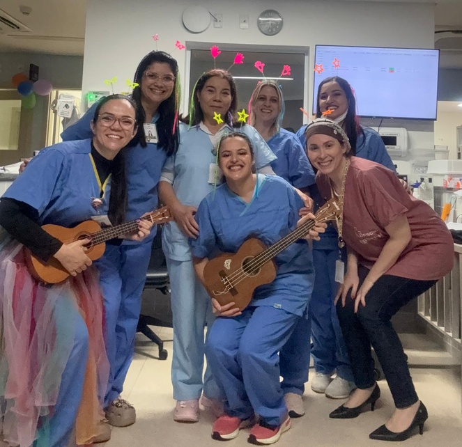 funcionários realizaram um momento musical no dia da criança