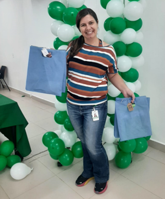 Gisele entregando presente aos colegas do HU 
