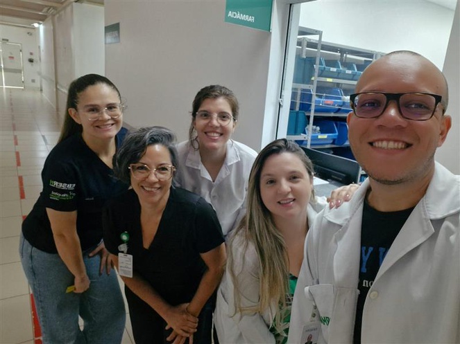 Parte da equipe da Farmácia satélite (UTI)