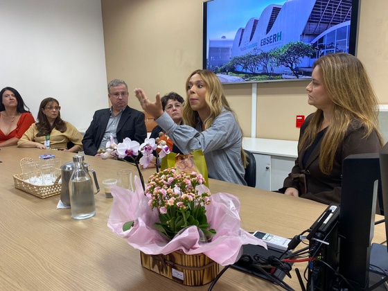 Deputada conversou com representantes do hospital e comunidade acadêmica 