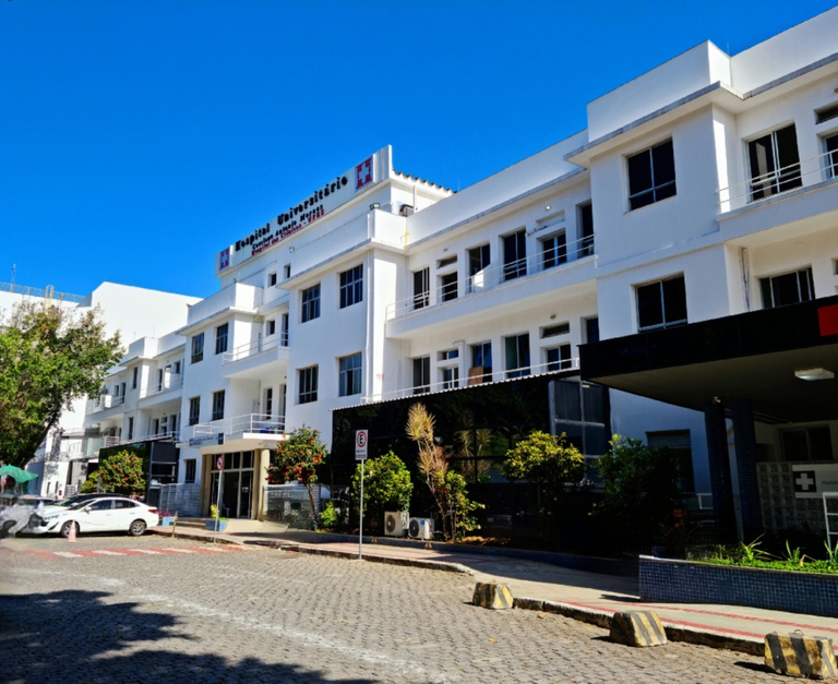 Fachada do Hucam