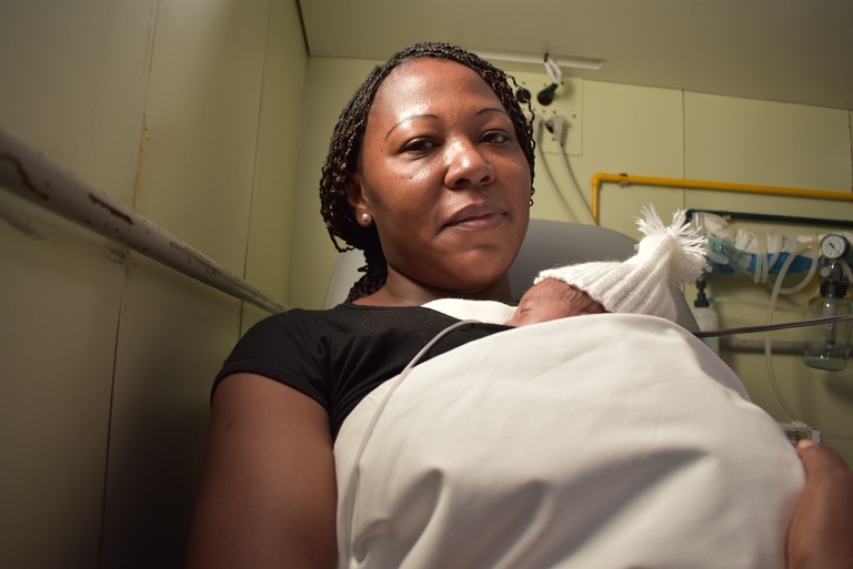 Mãe acolhe bebê na UTI Neonatal do Hucam