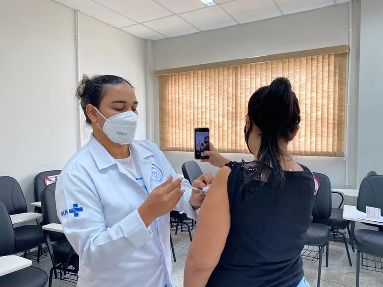 Voluntária é vacinada em Viana