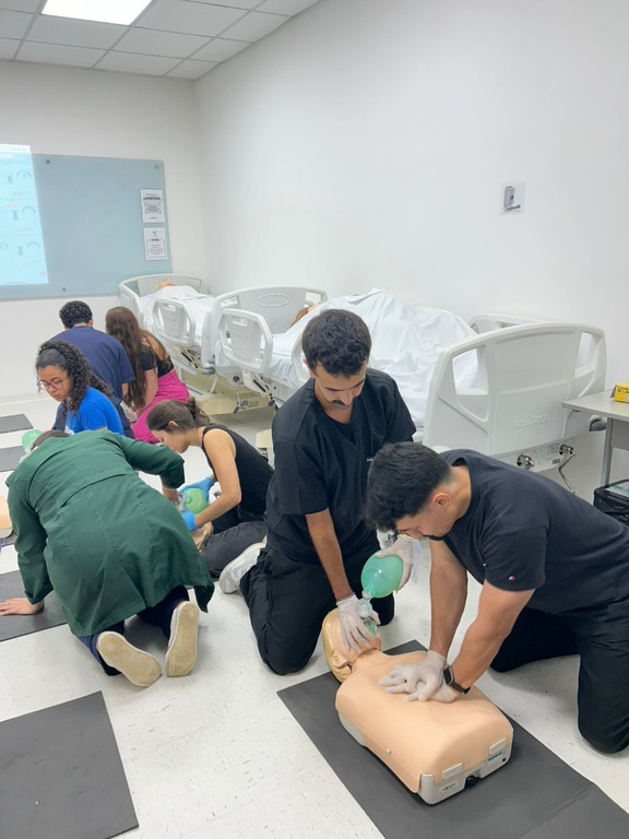 .Alunos fazem curso no laboratório de Habilidade e Simulação