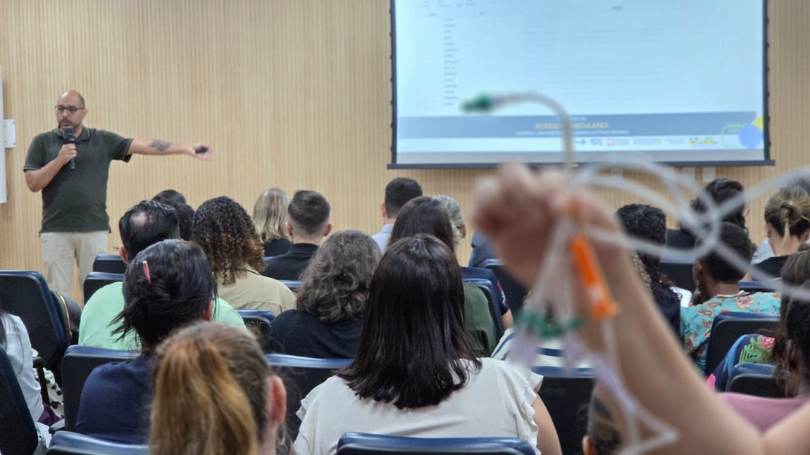 Profissionais do Hucam realizam simpósio sobre acessos vasculares no mês voltado à segurança do paciente