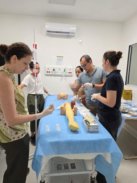 Curso capacita residentes e profissionais vinculados ao Hucam-Ufes sobre técnicas de reanimação cardiopulmonar