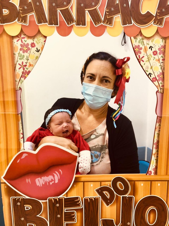 Roberta e a bebê Eduarda