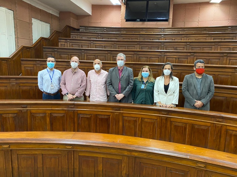 Da esquerda para direita: professor dr. Paulo Godoy, vice-coordenador do curso de medicina da escola de medicina, dr João Marcelo, superintendente, professor dr Francisco José de Freitas, chefe do Departamento de Homeopatia e Terapêutica complementar, professor dr Agostinho Manuel da Silva Ascensão, ex-decano do ccbs, professora Dra Andrea Povedano, atual Diretora da Escola de Medicina e Cirurgia, professora Dra Maria Marta Regal de Lima Tortori, ex-diretora da Escola de Medicina e Cirurgia, professor dr. Carlos Henrique Soares Caetano, atual Decano do Ccbs.