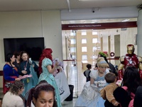 Super-heróis visitam crianças no CHC-UFPR
