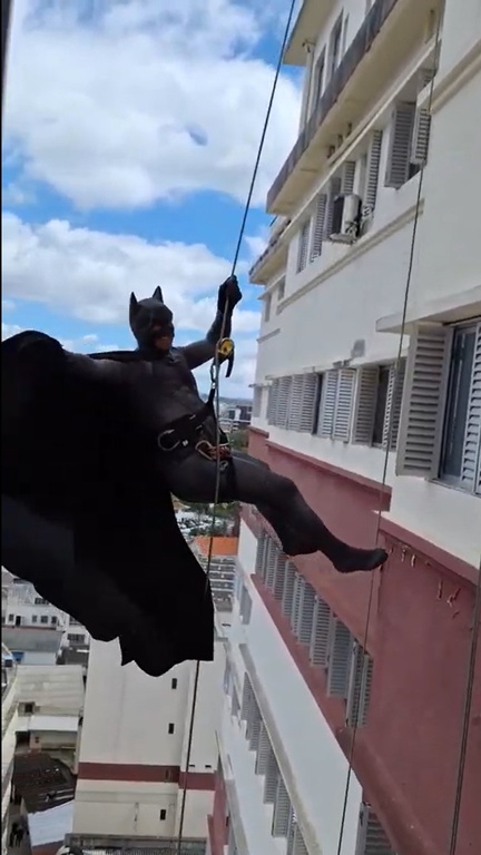 batman fora.jpg