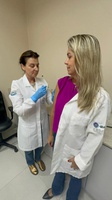 Hospital Escola aplica primeira dose da vacina contra dengue em profissional que coordenou o estudo clínico na instituição