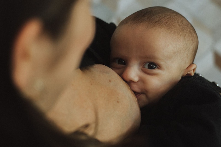 bebe amamentando site.jpg