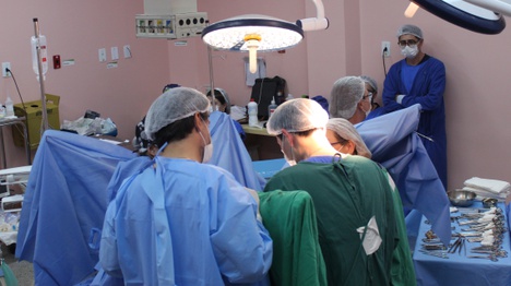 Equipe realizando a primeira cirurgia de redesignação sexual no HU-Furg