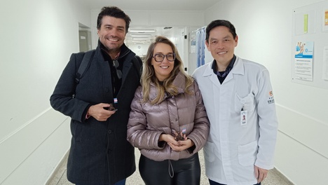 (A partir da esquerda) Os médicos Tiago Rosito, Kharen Carlotto e Hsu Yuan Ting