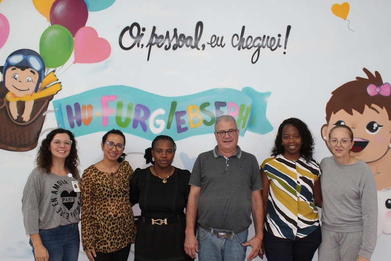 Da esquerda para direita) Chefe da UTI Neonatal, Renata Novo; preceptora e enfermeira Josefa Reinilda Da Conceição Alves; enfermeira angolana Kalende das Misérias de Meneses Kalivala; preceptor e pediatra José Antônio da Rocha Freitas; pediatra angolana Miriam Nkala de Matos Figueiredo Laureano; preceptora e pediatra Rosana Loureiro.