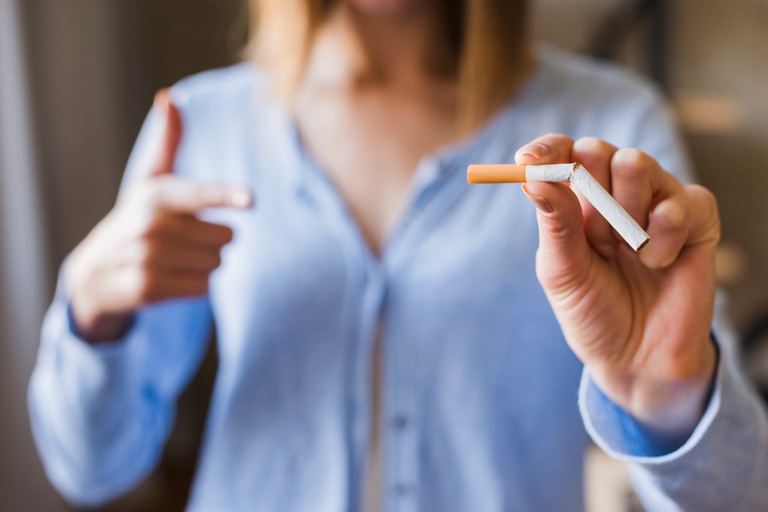 desfocar-mulher-apontando-para-cigarro-quebrado.jpg