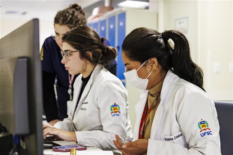 hospitais oferecem aprendizado real para que os alunos vivenciem o cuidado em saúde de forma ética, técnica e humana